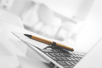 Arbeitsplatz mit Laptop – berufliches Coaching in Köln für mehr Zufriedenheit im Job